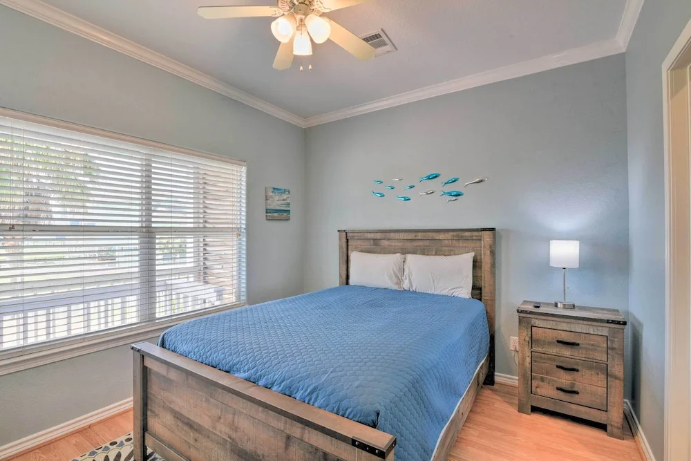 Deck & Grill: Walkable Crystal Beach House!