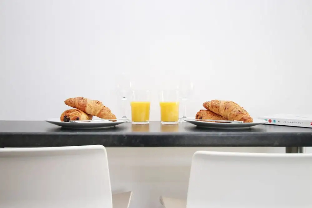 Modern Guesthouse, Fast Wi-Fi, Street Free Parking, Central, Fully Equipped