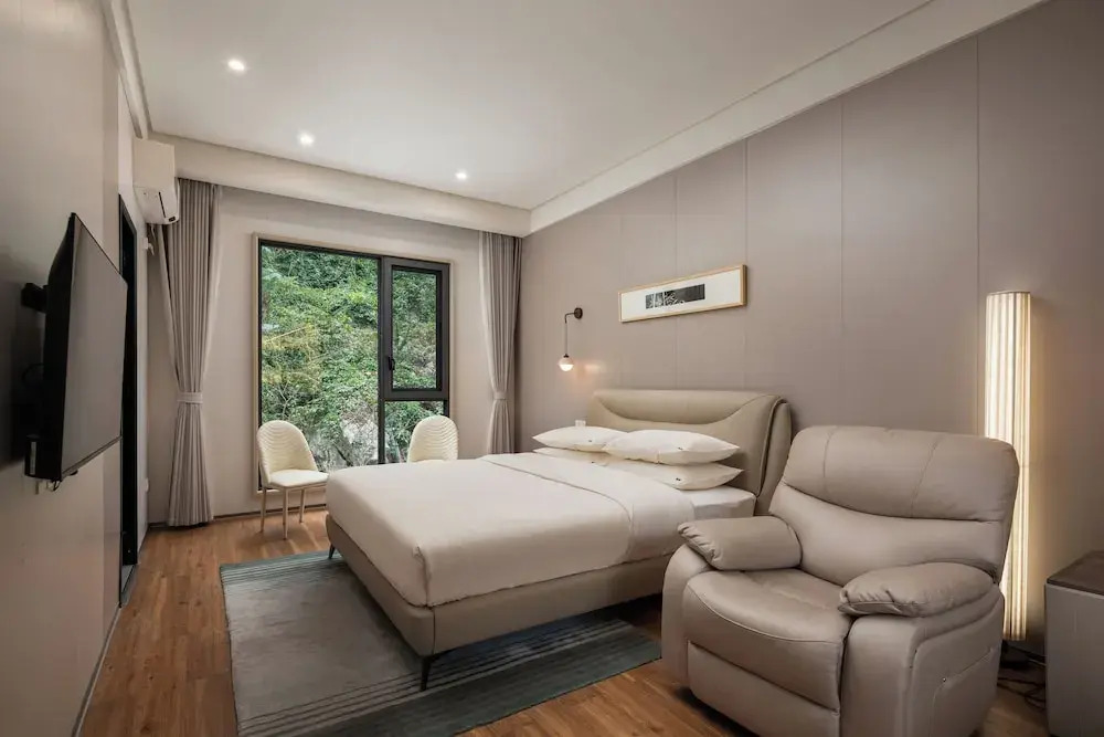 He She Courtyard Free pick-up train station stay 2 nights