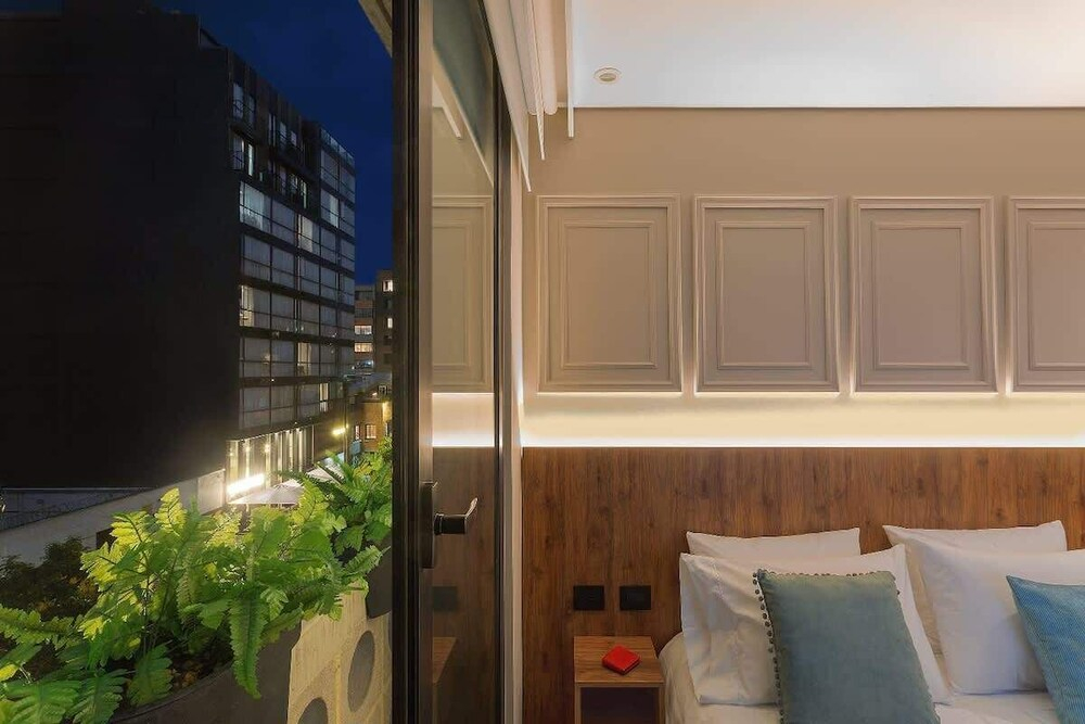 Majestic Loft w/ Balcony