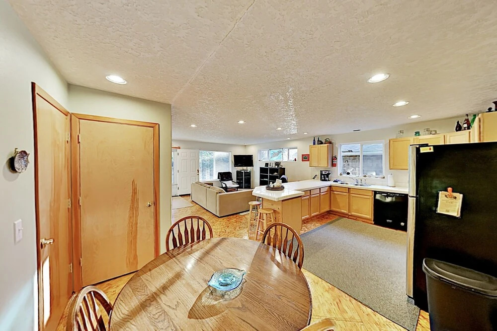 4br W/ Deck - Steps To The Beach! 4 Bedroom Home