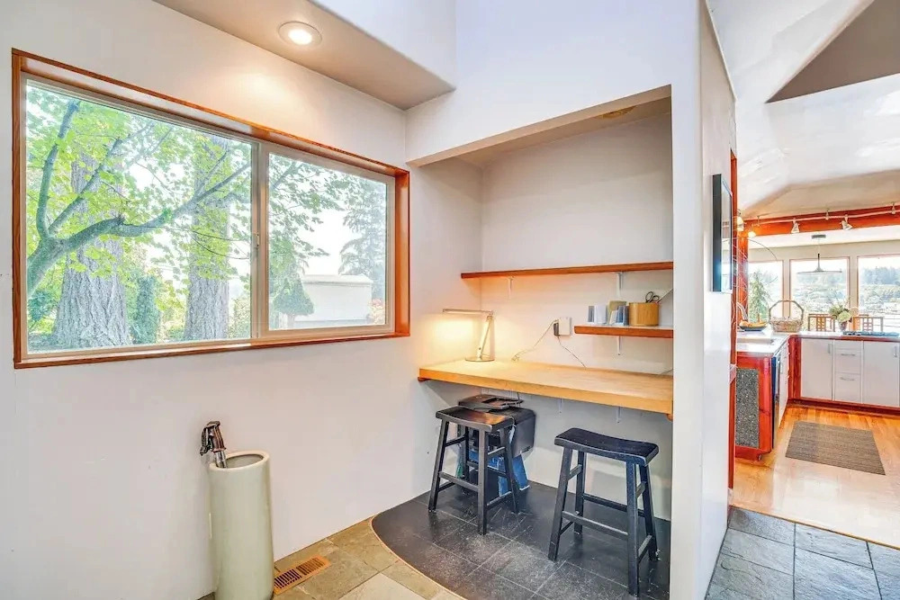 Gig Harbor Home: Large Deck, Outdoor Dining Area