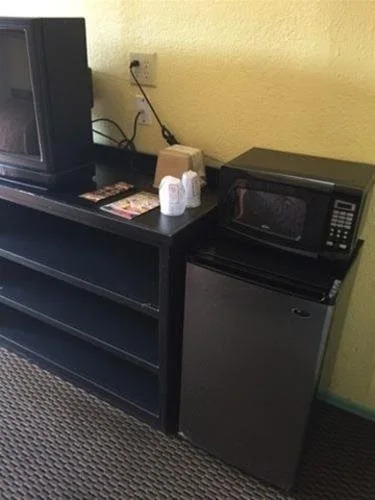 Deluxe Inn Motel
