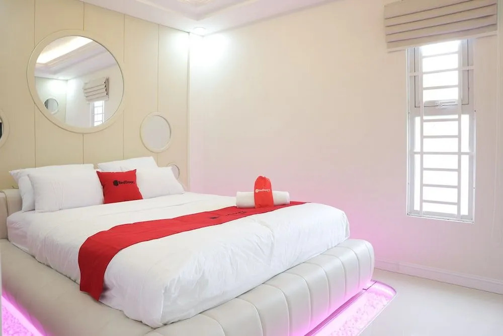 RedDoorz Premium @ Nguyen Thai Son Street