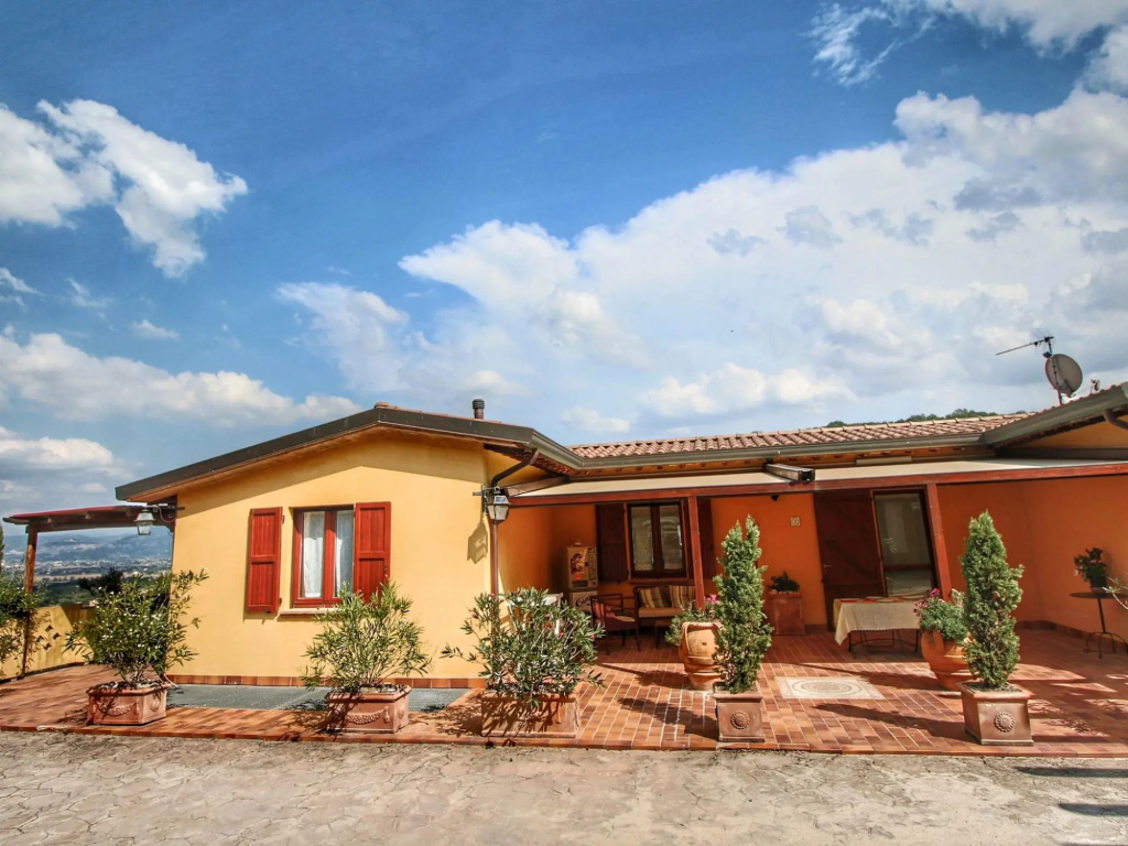 Country House with swimming pool and garden with Mediterranean plants