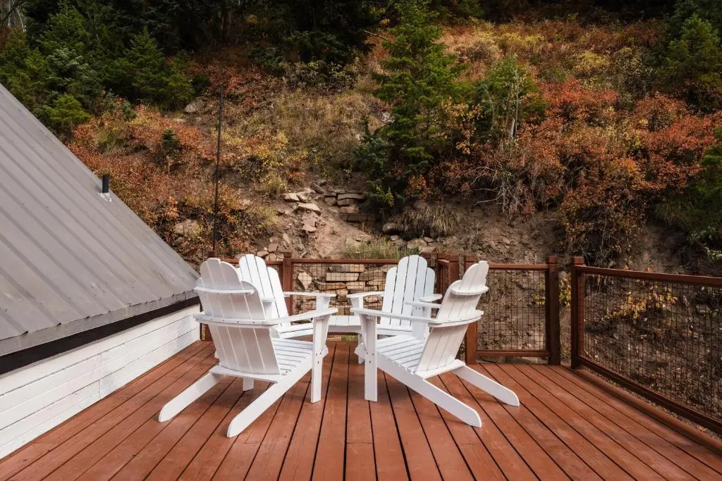 Corduroy Sage Avantstay Cozy & Cute Cabin w/ Deck Sleeps 21!