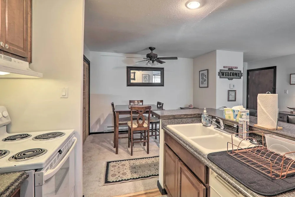 Comfy Lake Tahoe Condo w/ Private Beach Access!