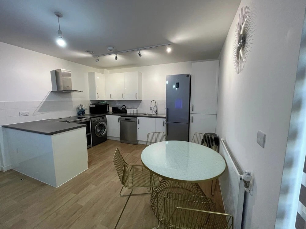 2 Bed-sleeps4-parking-balcony-nearcitycentre