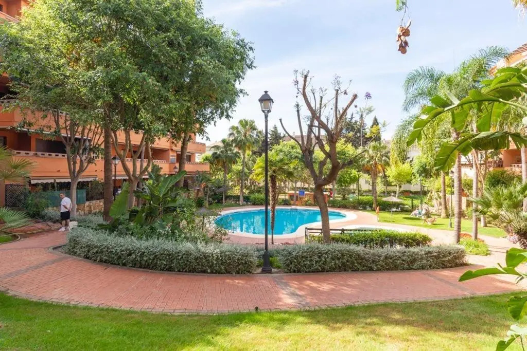 Marbella Costa Nagueles piscina y playa 6p