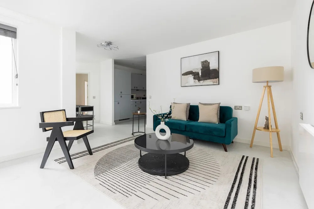 Luminous 2 Bed Balcony Flat in Islington