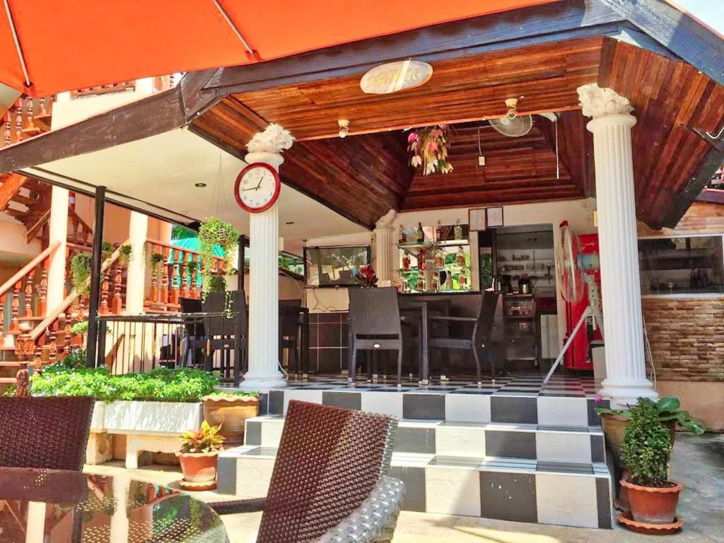 Phratamnak Inn Hotel & Guesthouse - 100 mtr from the beach