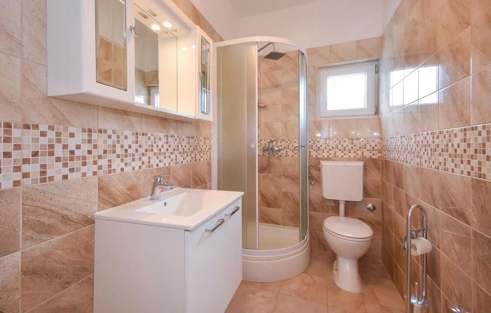 Nice Home in Slatine with Hot Tub, WiFi & 6 Bedrooms