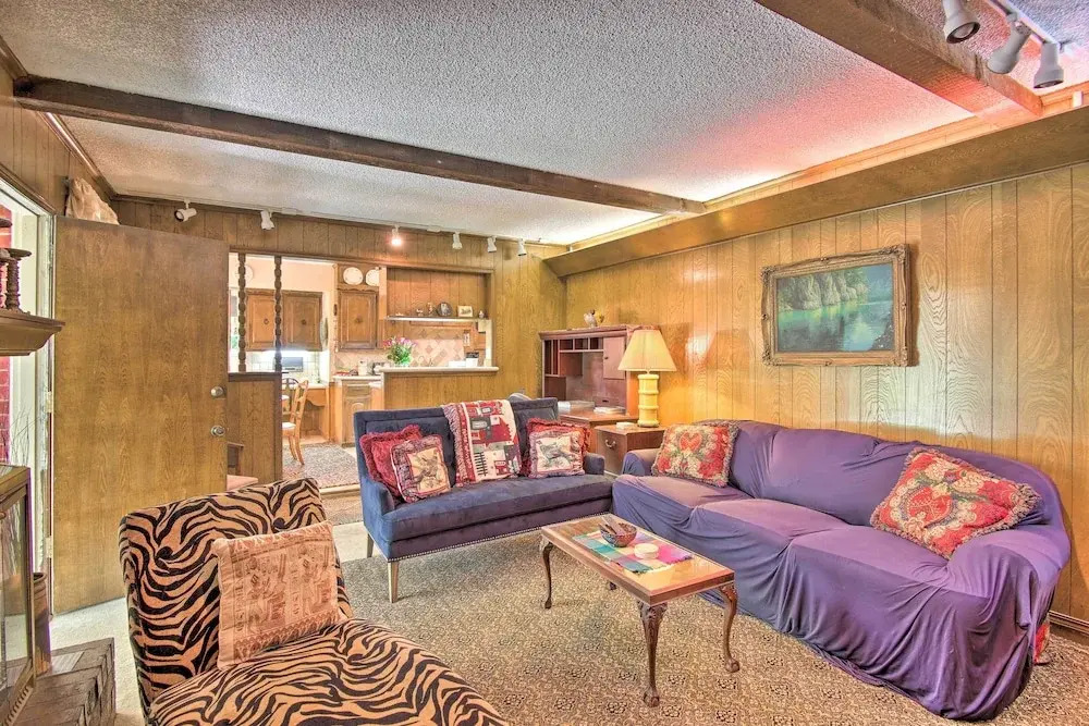 Private Home w/ Hot Tub & Patio Near Dtwn Tulsa