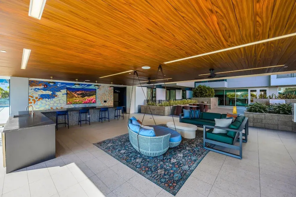 Luxury Apartment in Hollywood