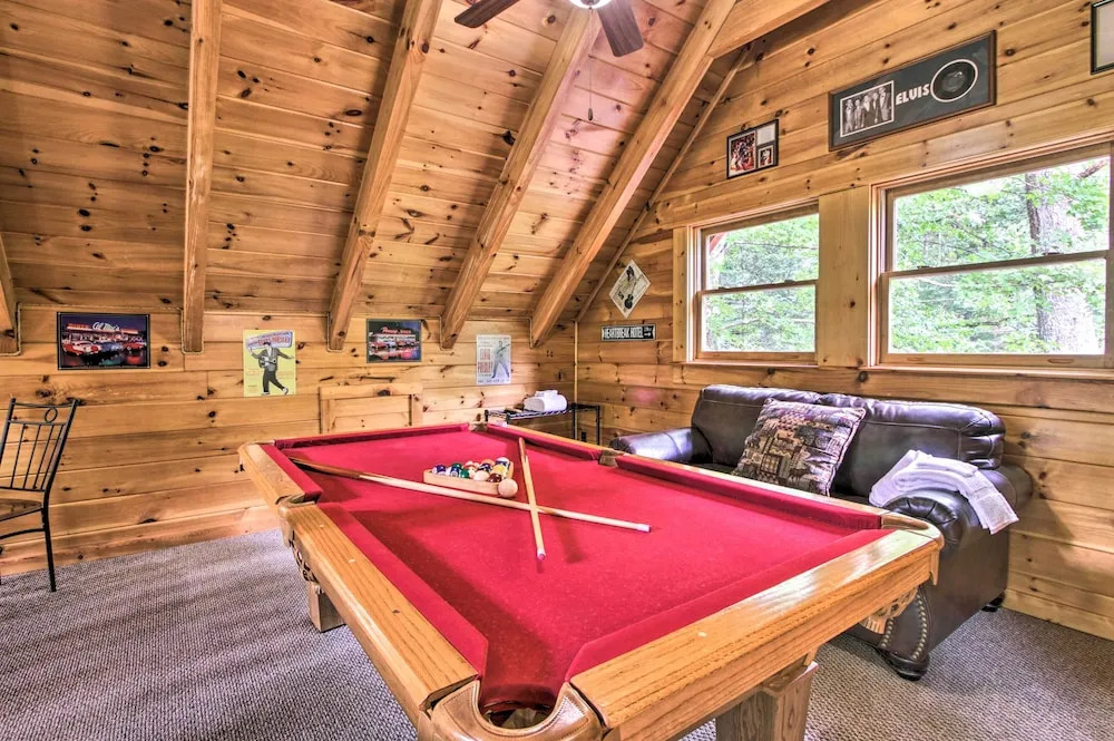 Romantic Mountain Getaway: Cabin w/ Hot Tub!