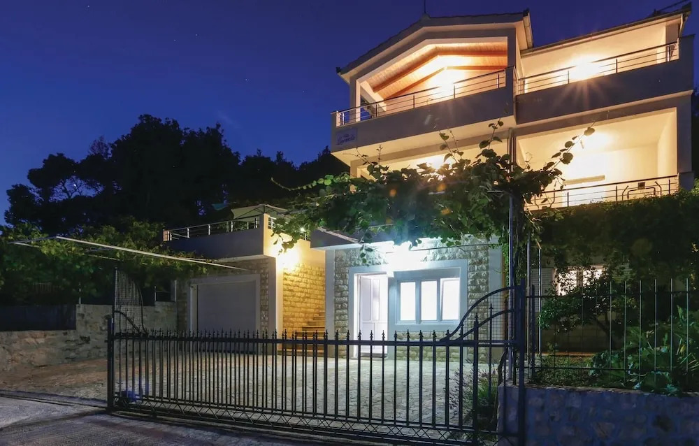 Nice Home in Poljica With Wifi and 5 Bedrooms
