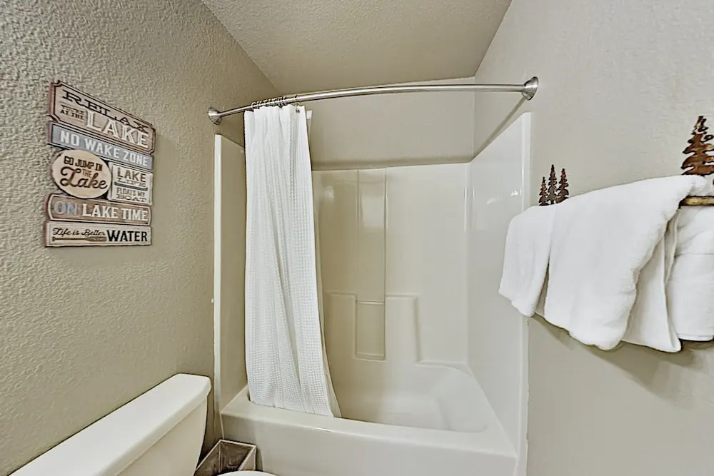 Tranquil Big Deck, Pool Table, Near Trails 3 Bedroom Home