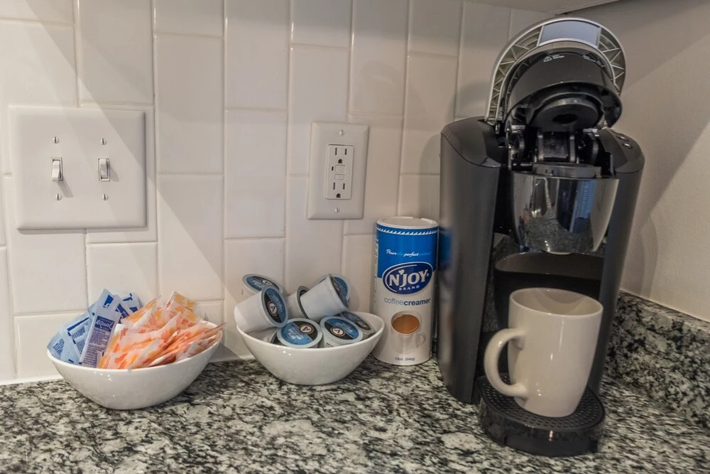 Atlantic 1 BR Apt w/ Balcony & Pool by Frontdesk