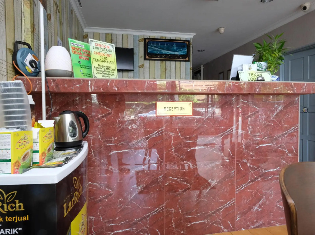 OYO 1031 Aj Suite Hotel