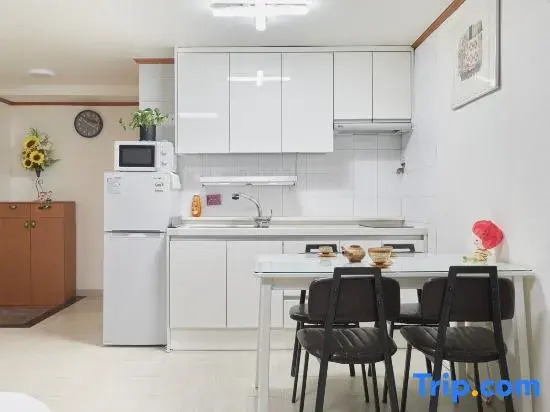 Hongdae Lovely  House. Big Room. Hongdae University Station. Exit 7. Walk 2 min