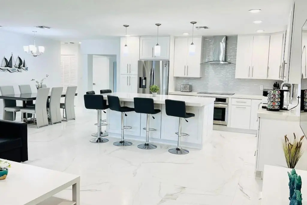 Entire House - 5 Minutes to the Beach and FLL Airport