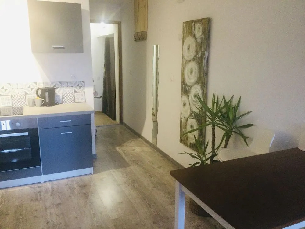 Hôte Labyrinthe lit 180 cm salle de bain, petit dej compris