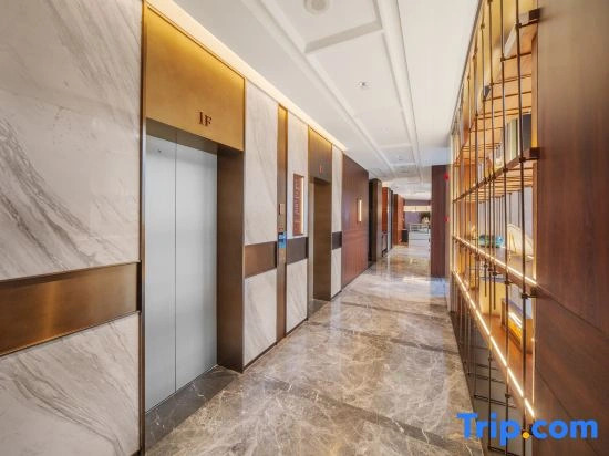 New Century Mingting Hotel (Shangrao Wuyuan County Center Cultural Square Branch)