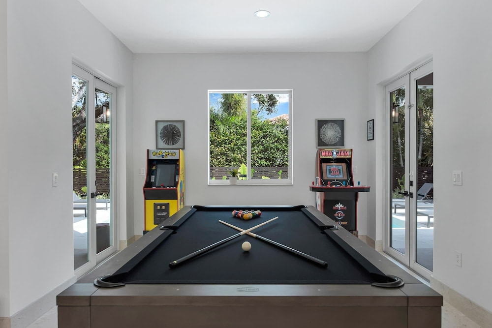 Villa Granada by Rove Waterfront W/pool, Hot Tub