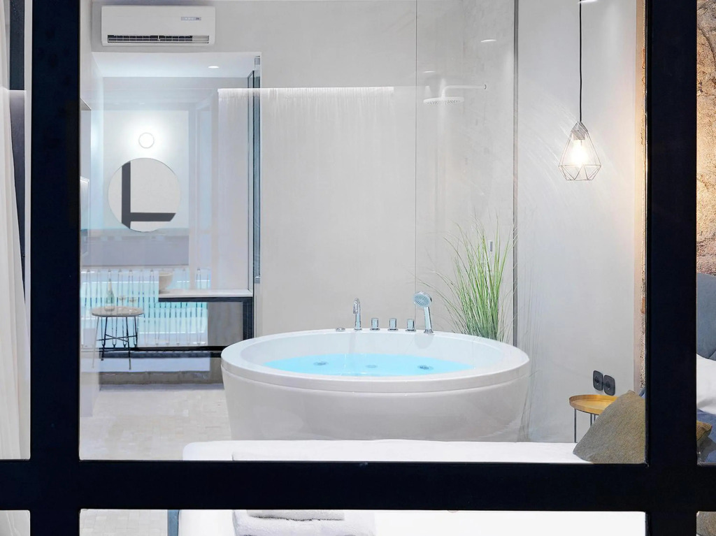 5 star lux suite in Kolonaki.