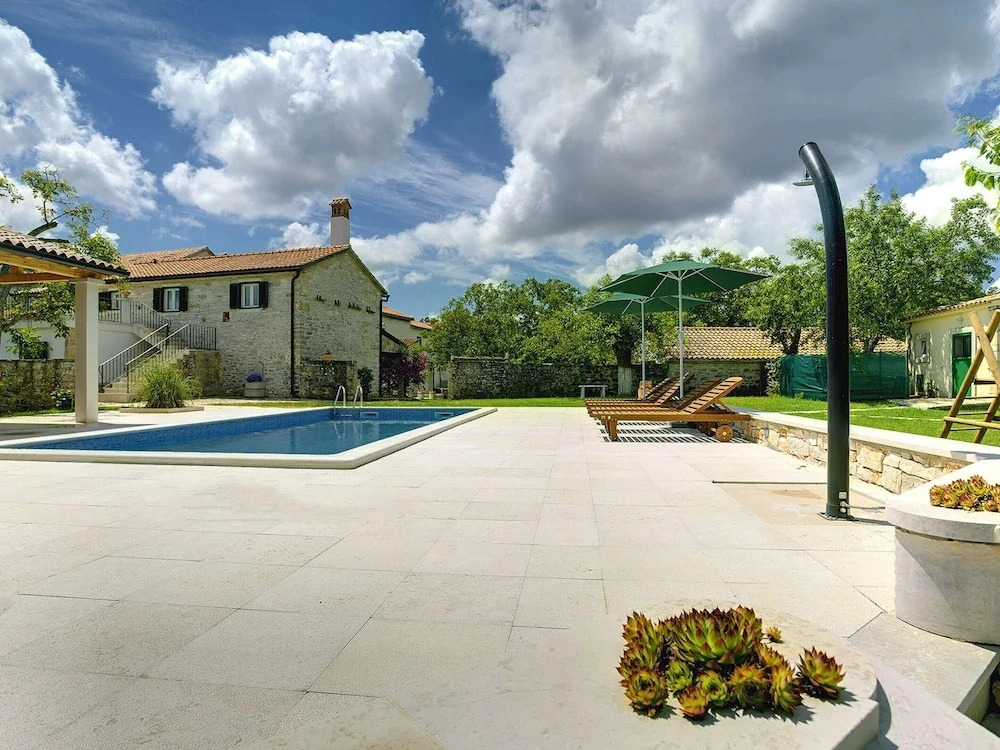 Holiday Home in Rojnici With Private Pool