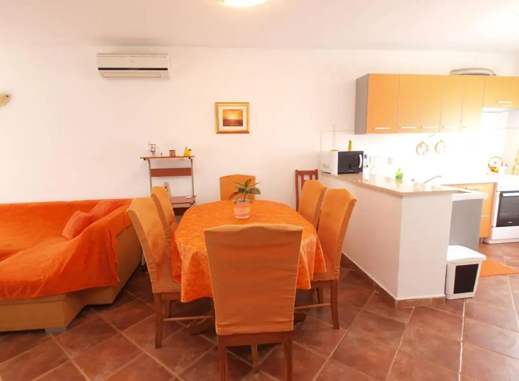 Apartment with 4 Bedrooms 446