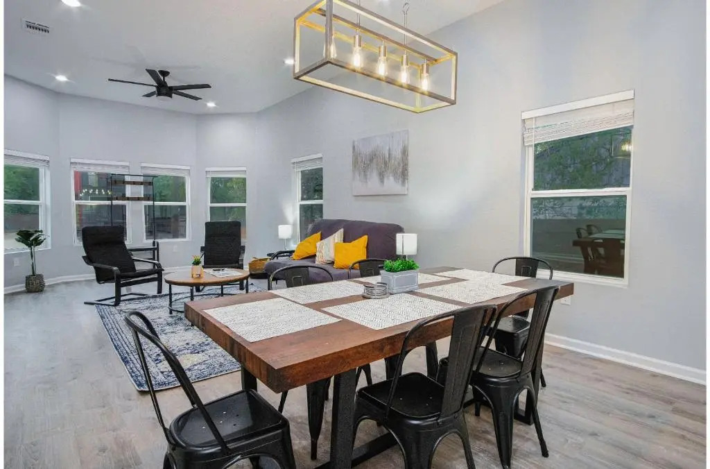 Exceptional 5BR So Close to Riverwalk and Downtown