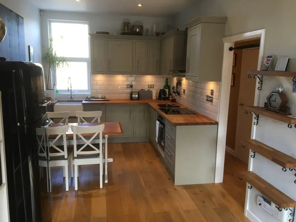 Charming 1 Bed Near Tube with Parking Permit