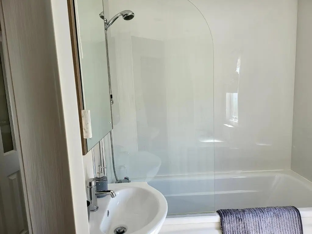 2BR-Sleeps6-Fireplace-Parking-Patio-Seaside