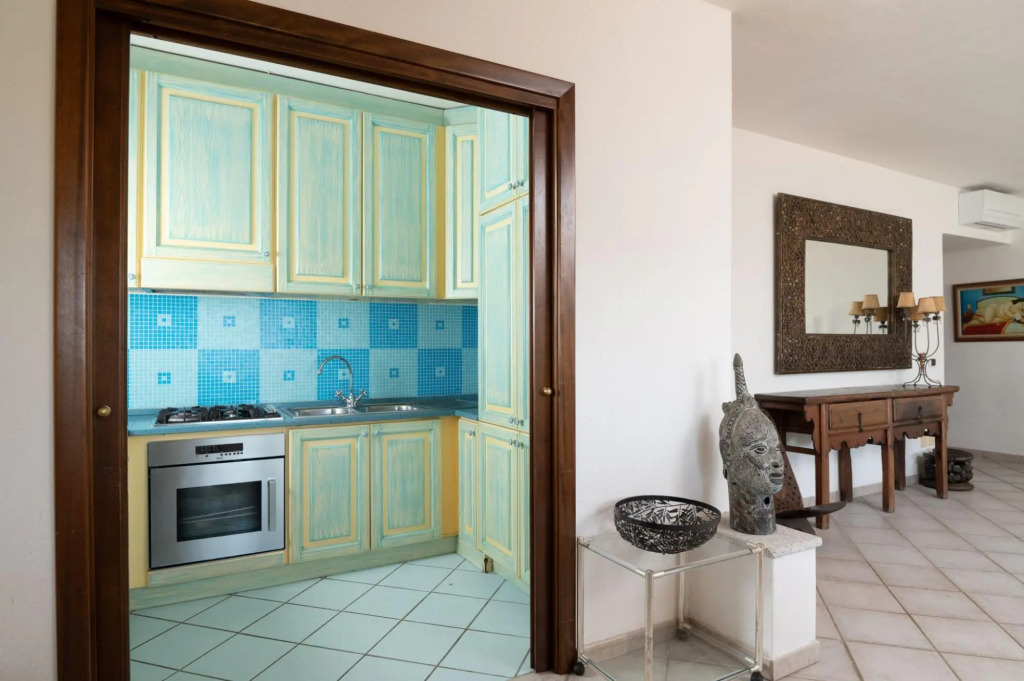 This large apartment is located on the ground floor, has a beautiful garden and a spacious terrace o-S'ABBA 11
