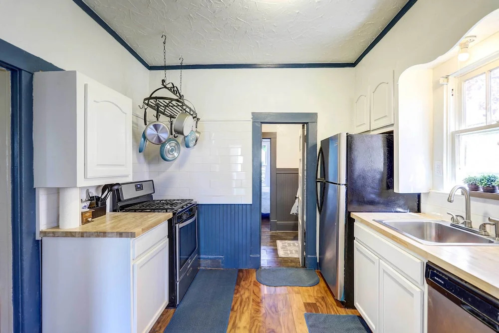 Charming Montrose Family Home: Block to Downtown!