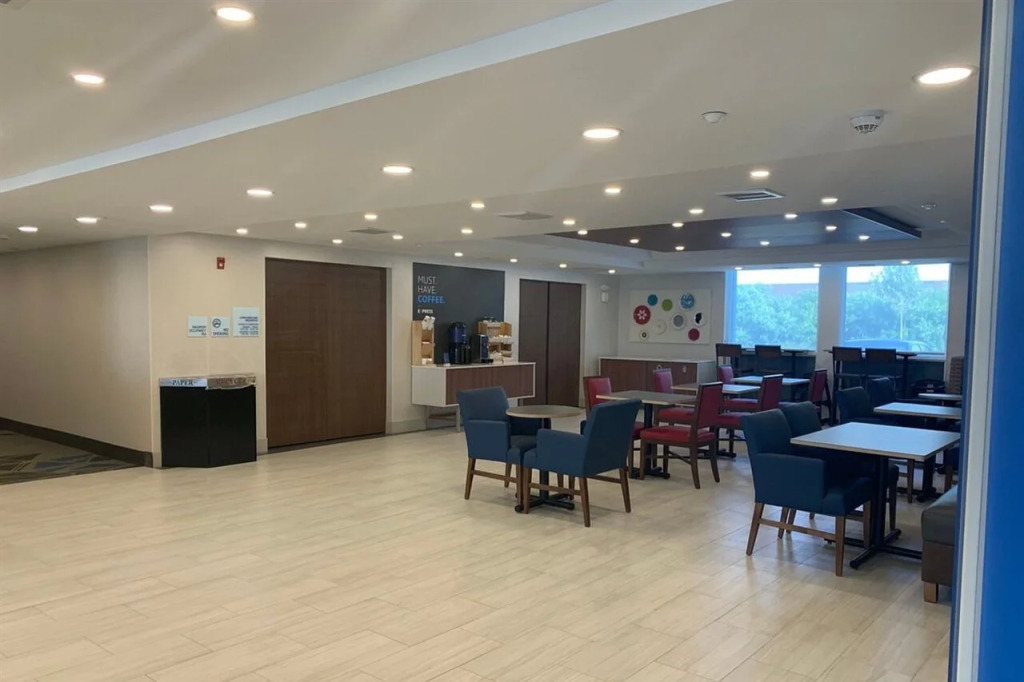 Holiday Inn Express - Fall River North