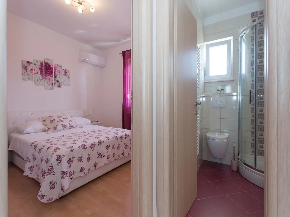 Modern villa with private swimming pool, nice garden with roofed terrace, BBQ