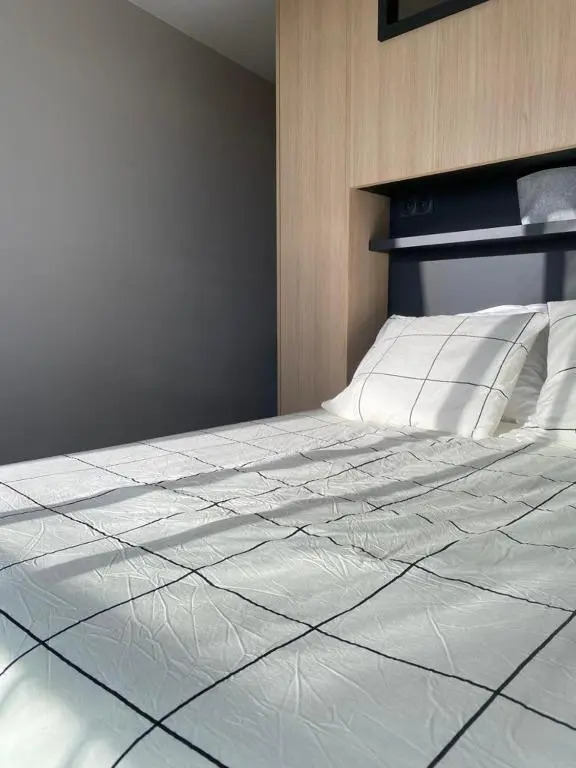 LE CALI, P2 Cabine dans une résidence avec piscine, vue mer et parking privé