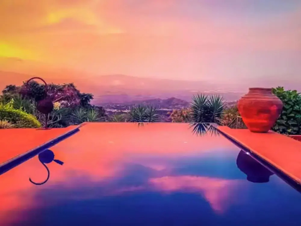 Cottage in Magic Mountain Views