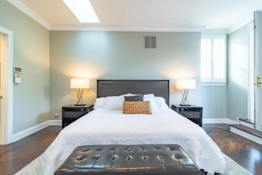 Luxurious Gold Coast 4BR 4-Story Villa with Parking Sleeps 12 Guests