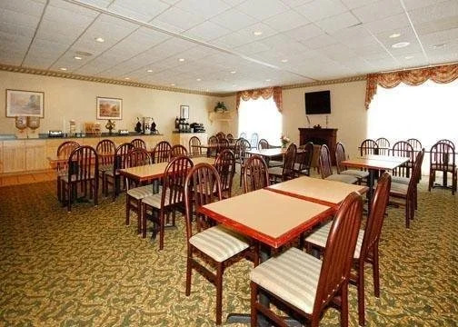 Econo Lodge Inn & Suites