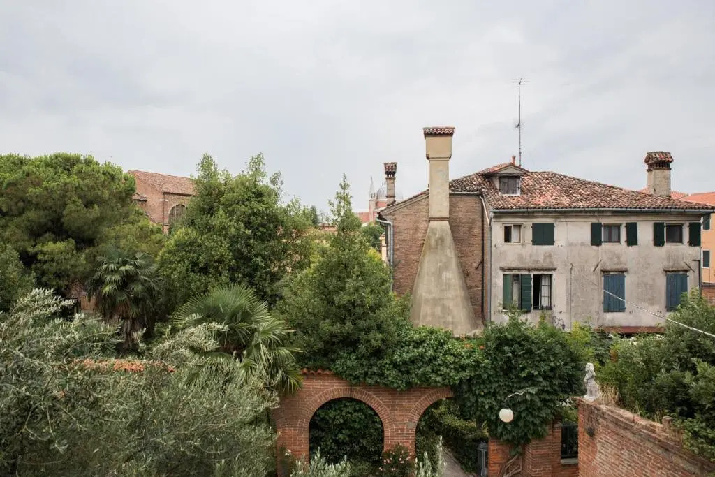 Venetian Mood: Secret Garden