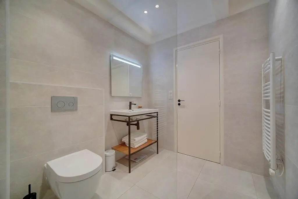 MAGNIFIQUE 3 PIECES RENOVE CANNES CENTRE 'Banane' AVEC VERANDA ! A2B88