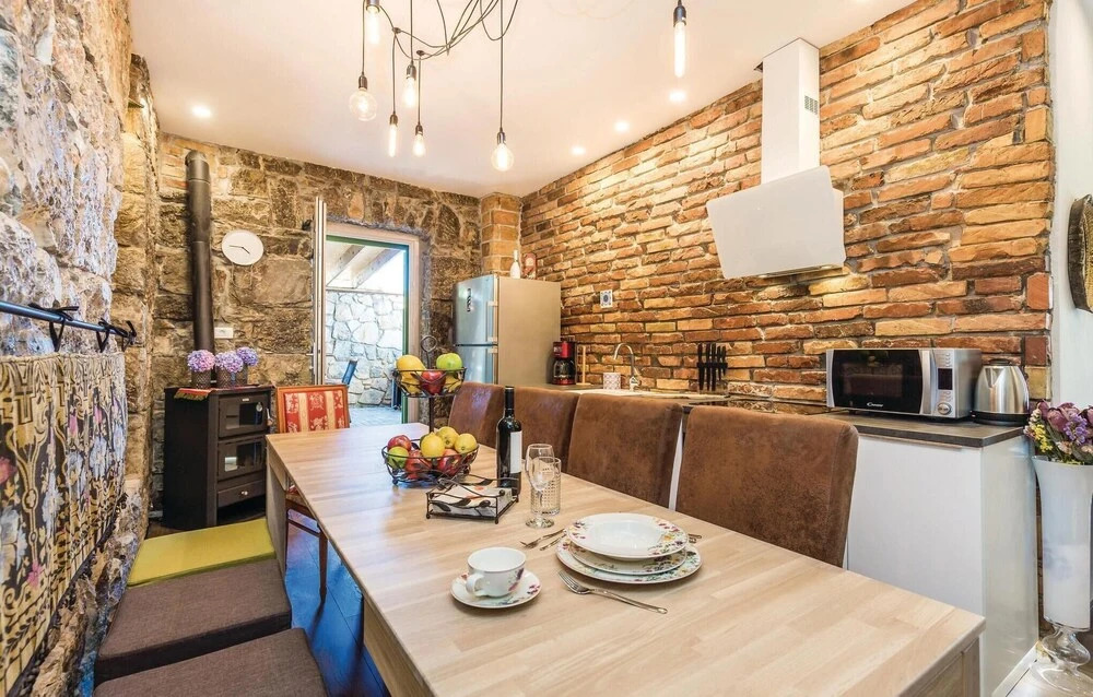 Amazing Home in Icici With Wifi and 5 Bedrooms