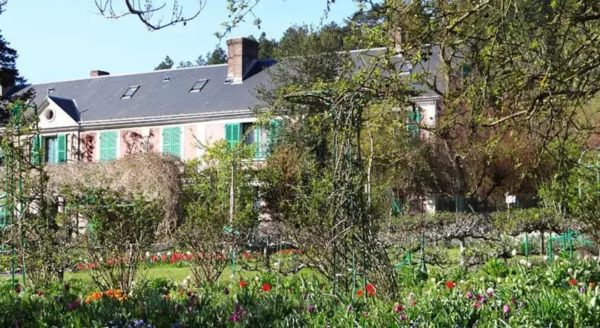 La Mona Guest House