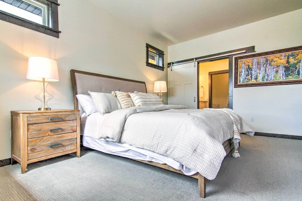 Modern Bozeman Family Townhome w/ Hot Tub!