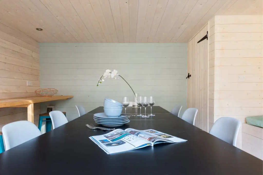 The Navy Court - Scandinavian Inspired 4BDR Central Home