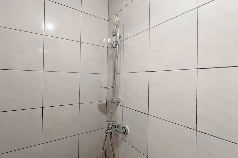Cozy 1BR (No Kitchen) at Bandaraya - Tallasa City Makassar Apartment By Travelio