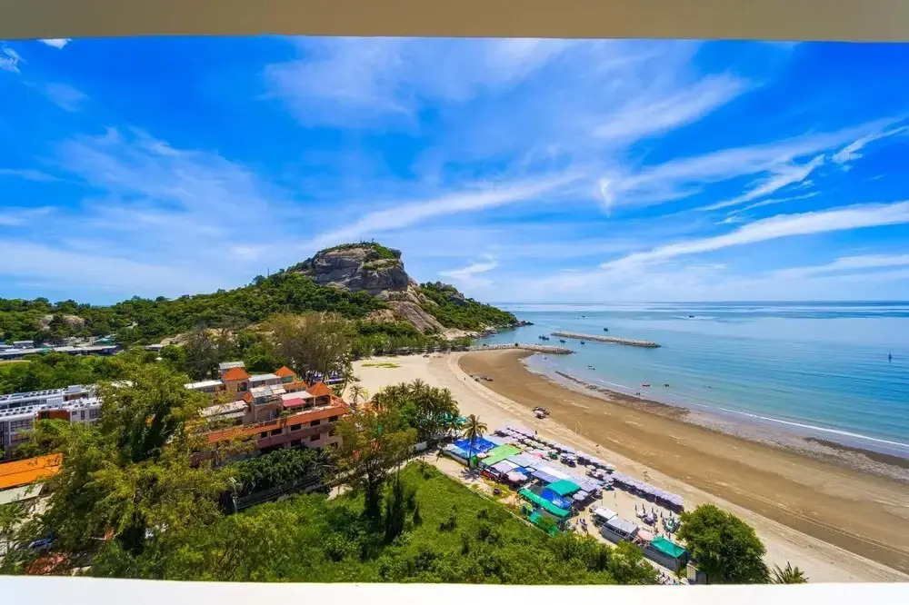 Beachfront 2 bed Condo with Seaview BW2
